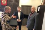 Глава муниципалитета вручил участнику СВО — военному разведчику тепловизор